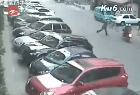 chinese-man-throws-bike-at-thieves.png