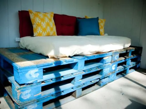 This pallet furniture is a creative way to use reclaimed pallets. You can find free pallets and other materials near you.