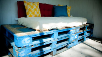 This pallet furniture is a creative way to use reclaimed pallets. Here's how to find free pallets and other materials for your DIY projects near you. 